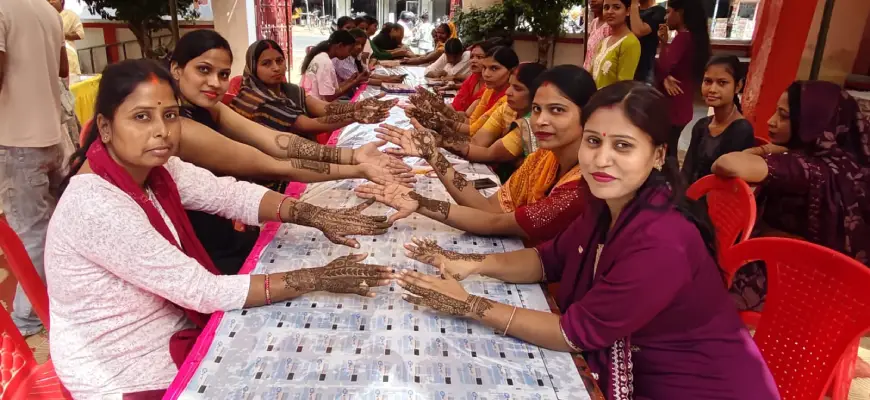 Ambedkar Nagar News: करवा चौथ से पहले बाजारों में बढ़ी रौनक, खूबसूरत मेहंदी डिजाइनों से सजने लगे हाथ